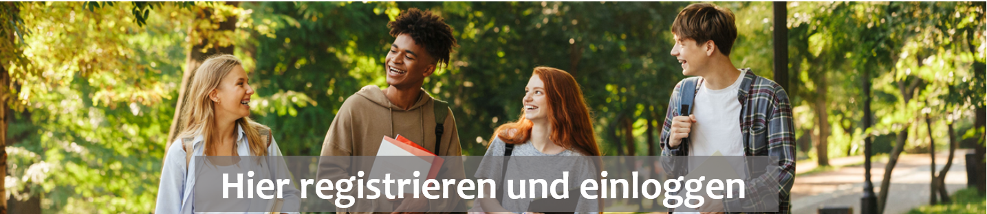 Man sieht vier Studierende, zwei junge Frauen und zwei junge Männer, die durch den Park spazieren, sich unterhalten und dabei fröhlich anlachen. Im Hintergrund sieht man das Grün der Parbäume und einen Parkweg.